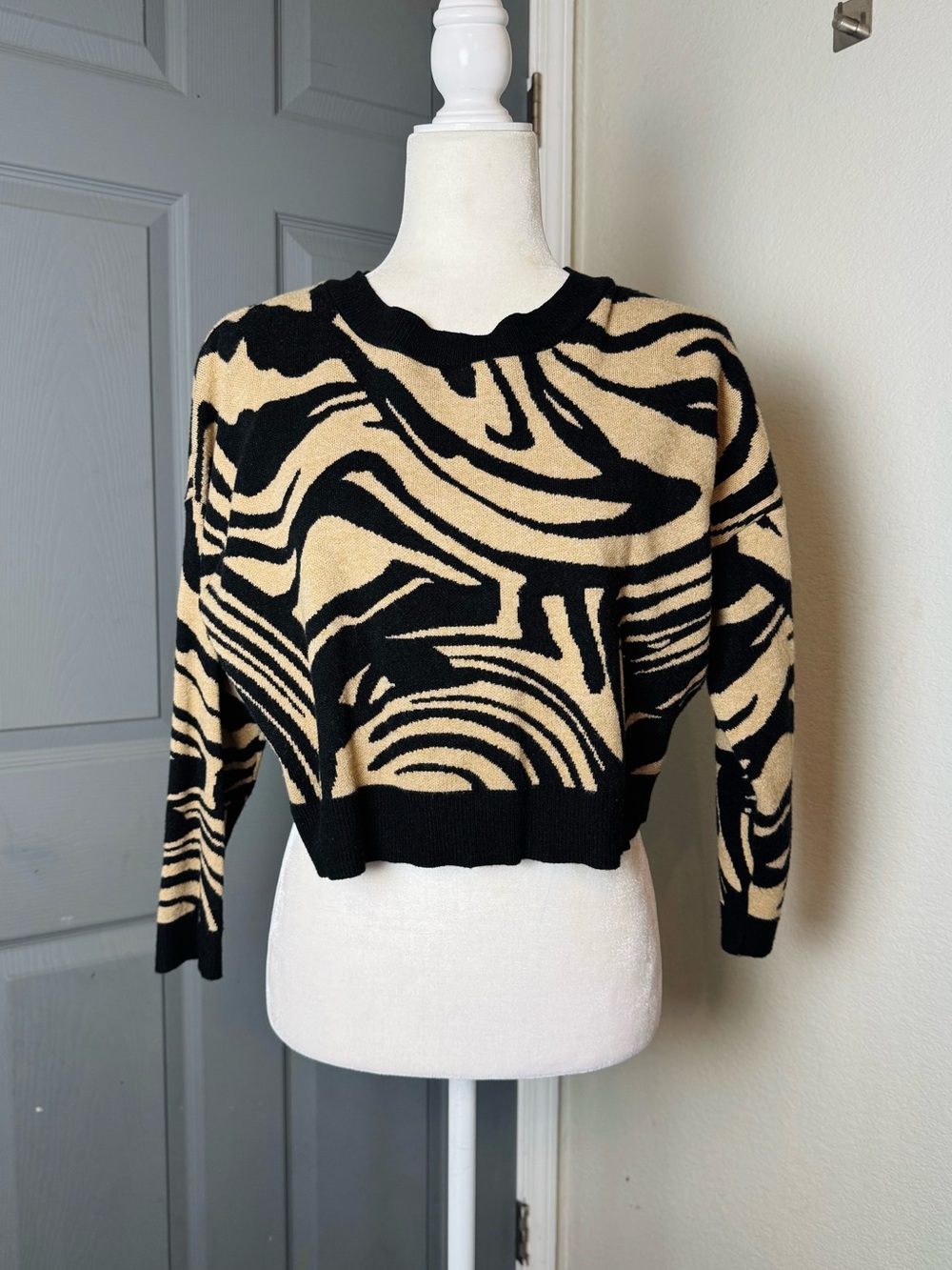 Stradivarius Crew Neck Cropped Sweater Small